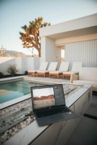 ניהול נכס Airbnb מרחוק: מה אפשר לנהל מרחוק ומה חייב כיסוי מקומי
