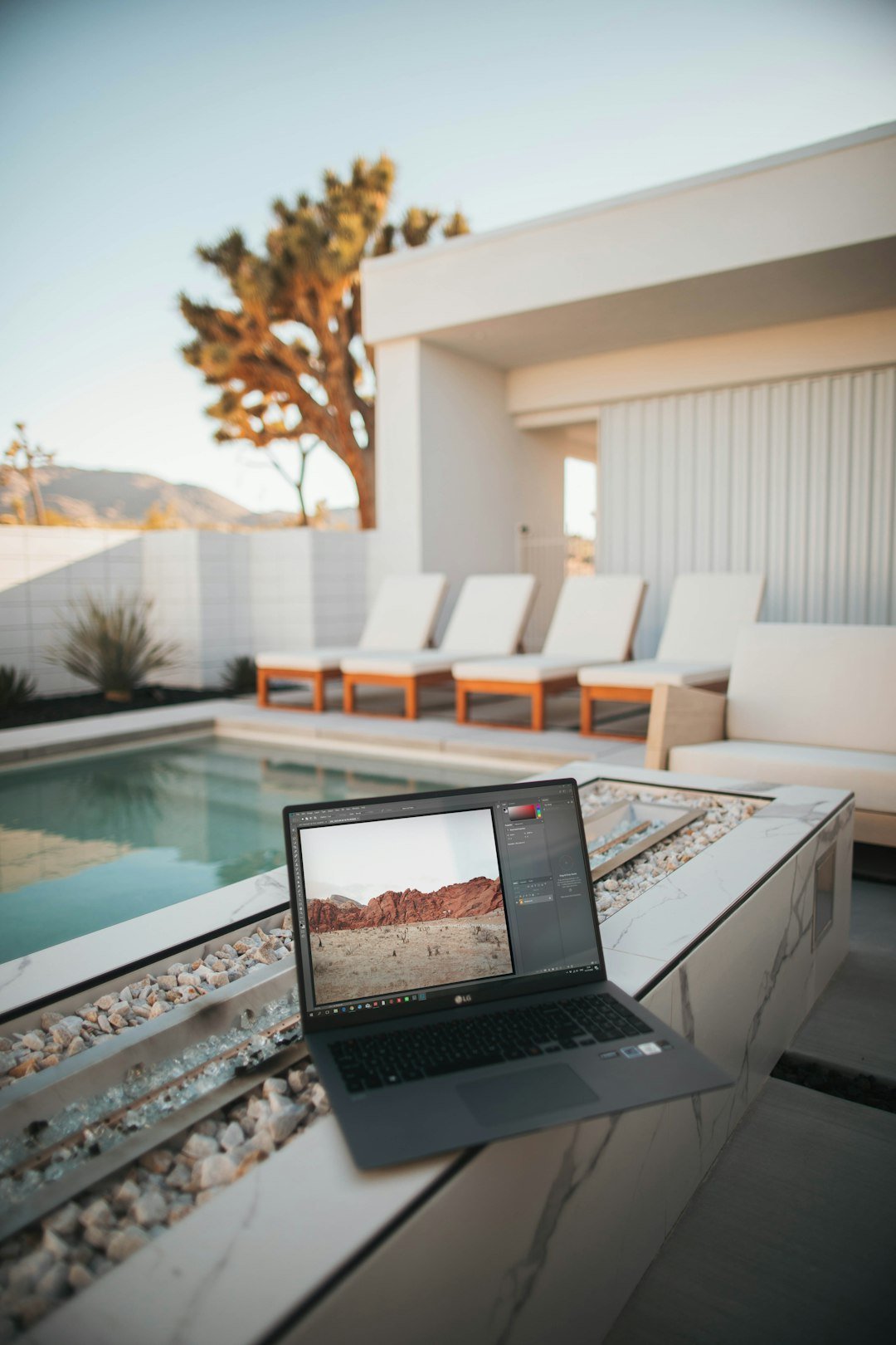 ניהול נכס Airbnb מרחוק: מה אפשר לנהל מרחוק ומה חייב כיסוי מקומי